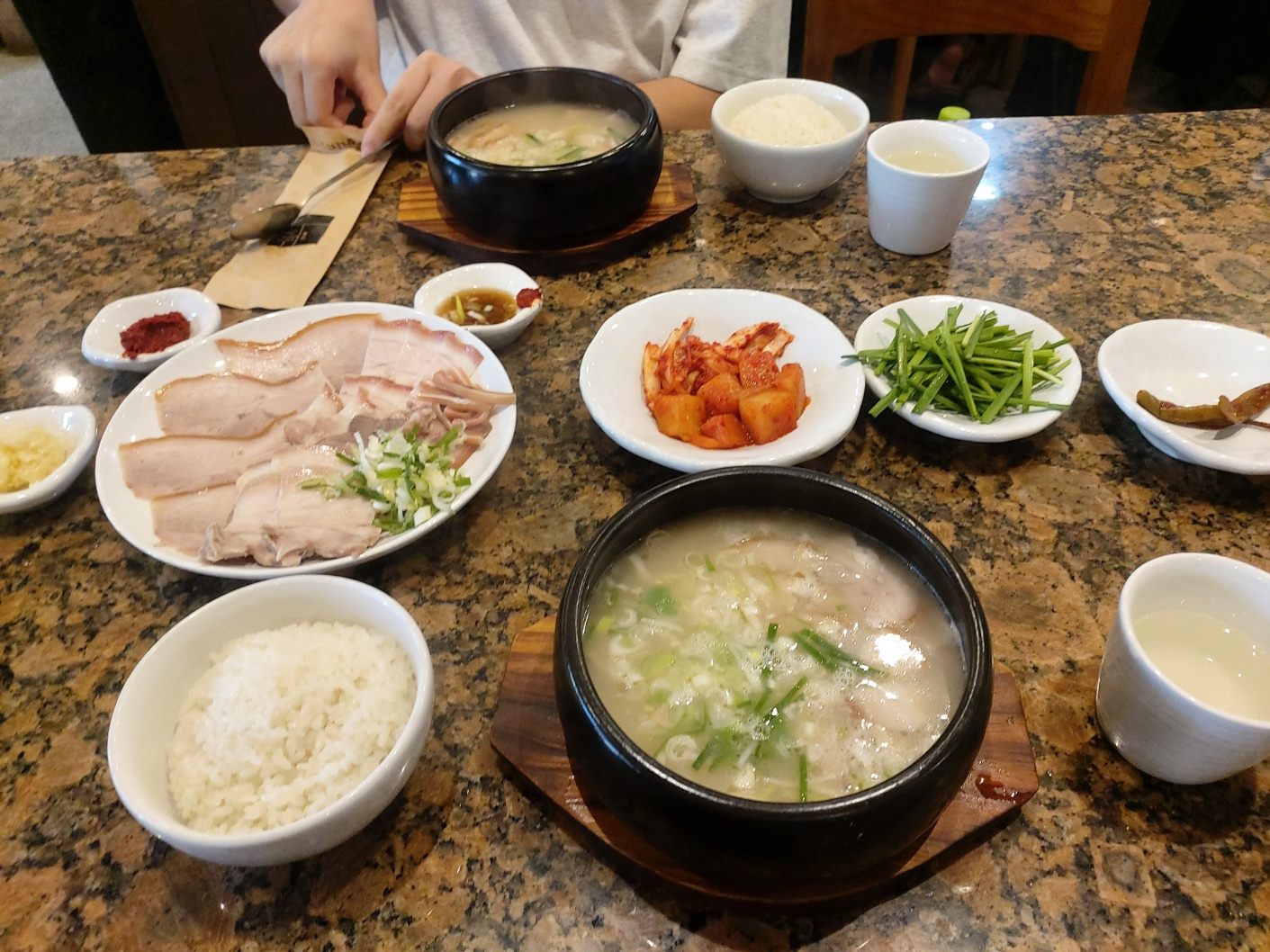 안목 — 미쉐린 빕 구르망 돼지국밥, 잡내가 없어 처음 먹어도 괜찮습니다