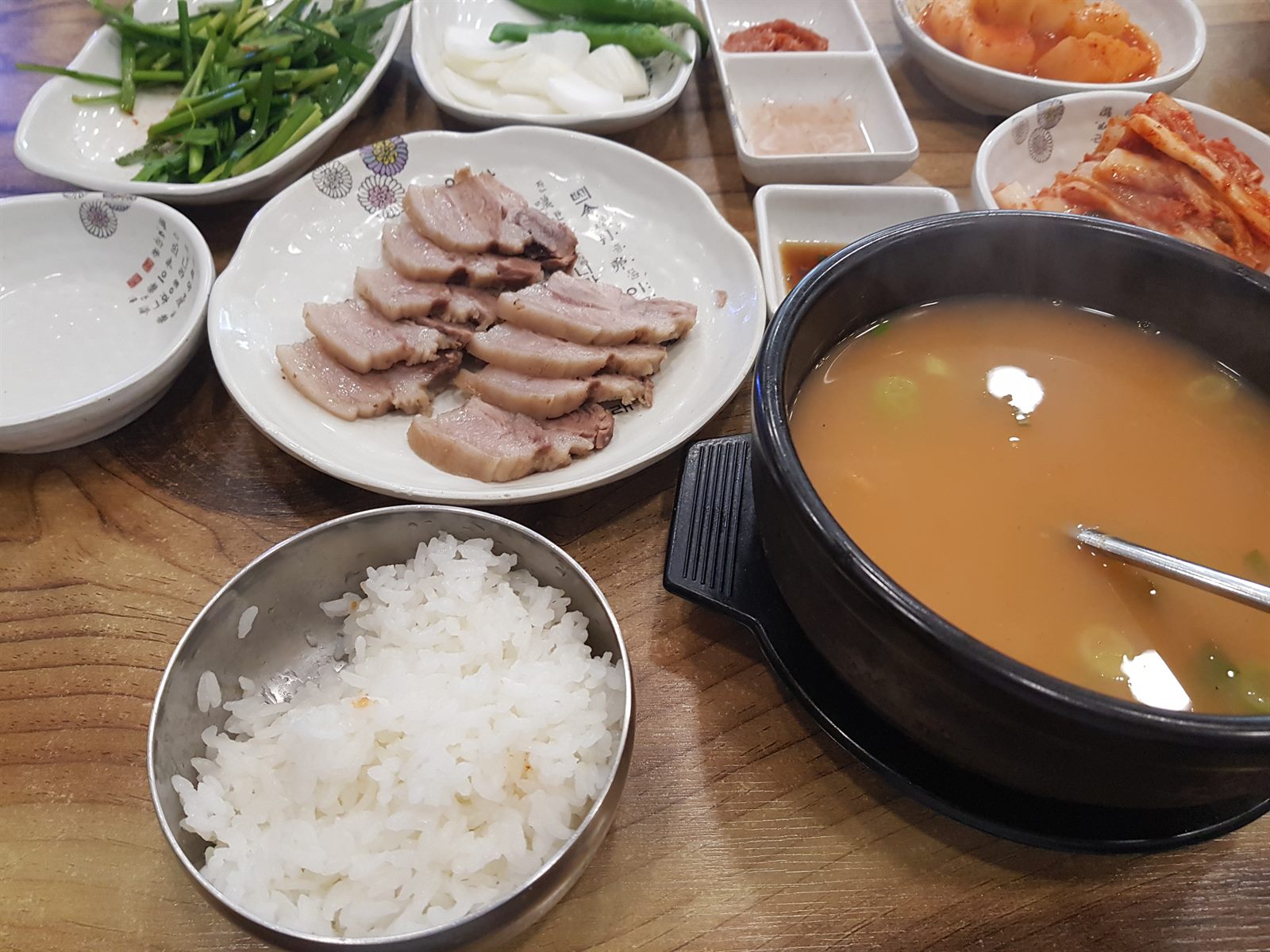 두미촌돼지국밥 — 동래에서 국물 깔끔한 한 그릇, 자정까지 합니다