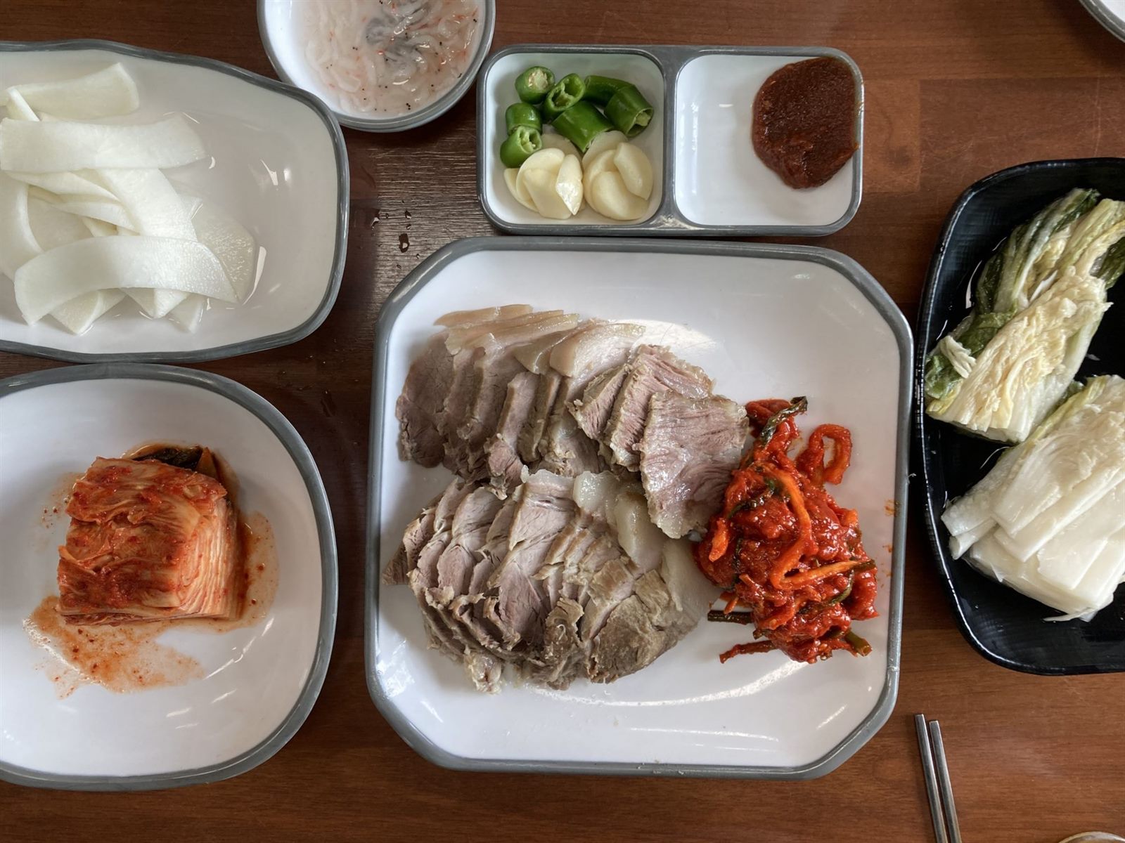 동해막국수 분점의 수육 — 두툼하게 썬 수육에 김치, 무절임, 마늘·청양고추, 새우젓이 곁들여 나옵니다