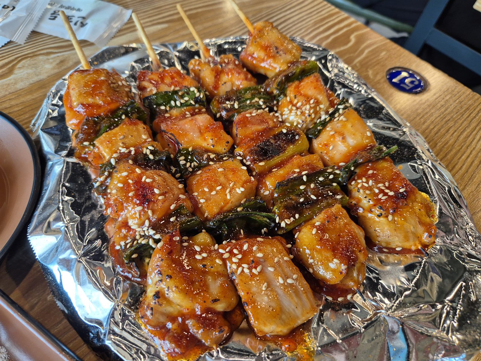 고추장 양념 닭꼬치 — 대파와 깨를 올려 구운 것