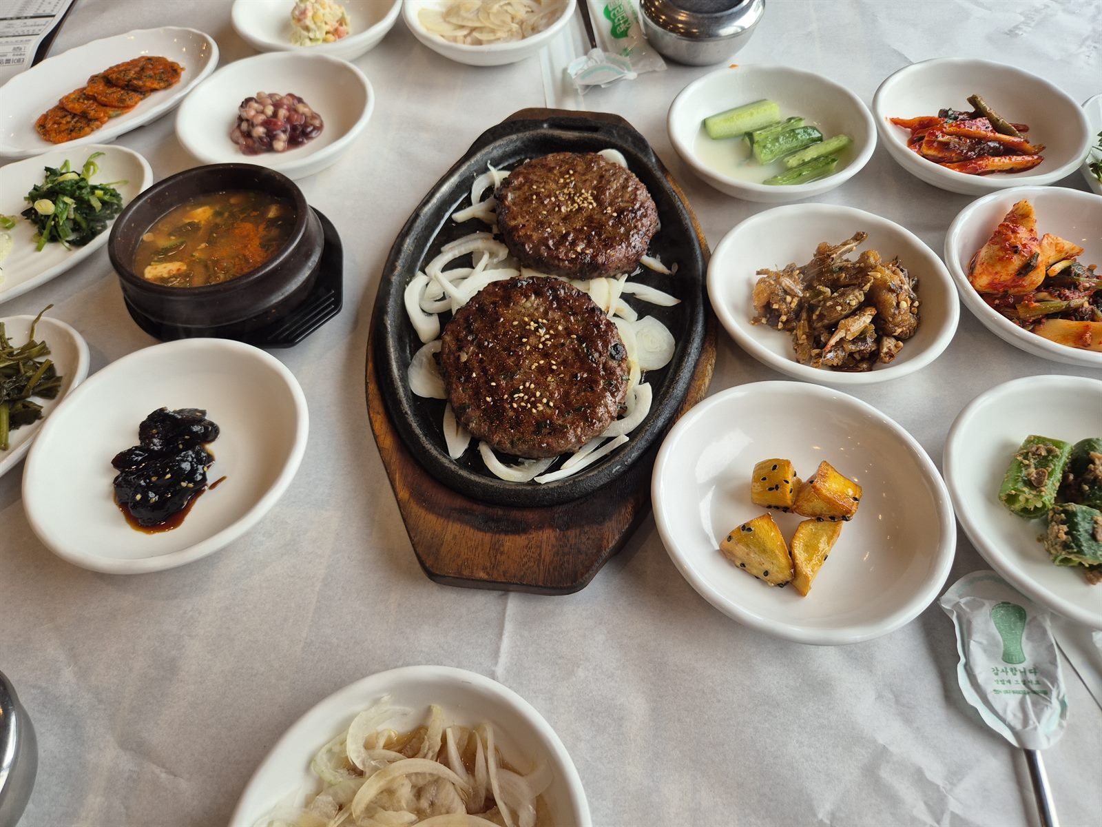 청풍황금떡갈비 — 제천에서 우연히 만난, 반찬 한 상 가득한 떡갈비집