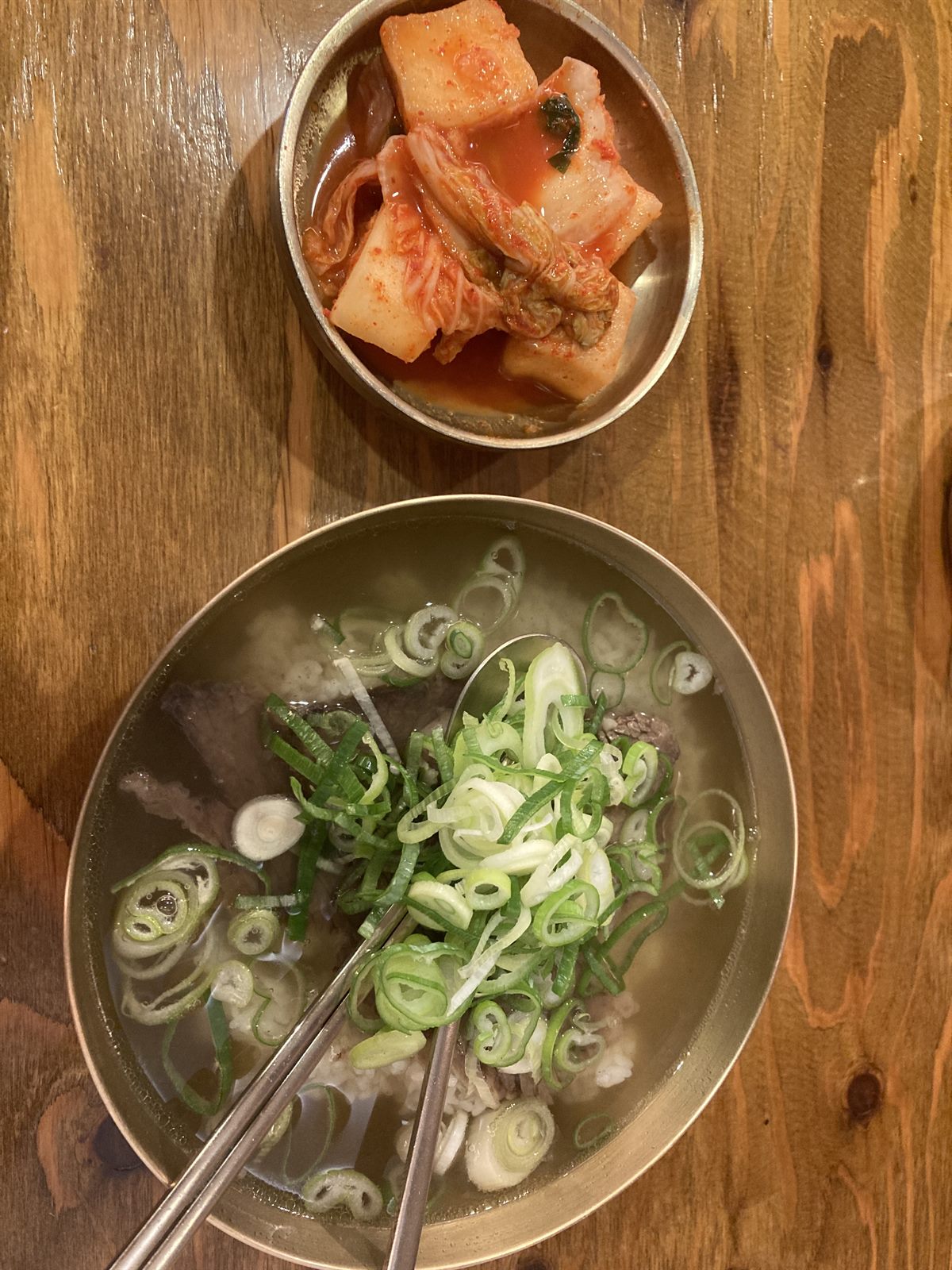 하동관 — 맑은 곰탕에 깍두기 국물을 넣어 두 가지 맛으로