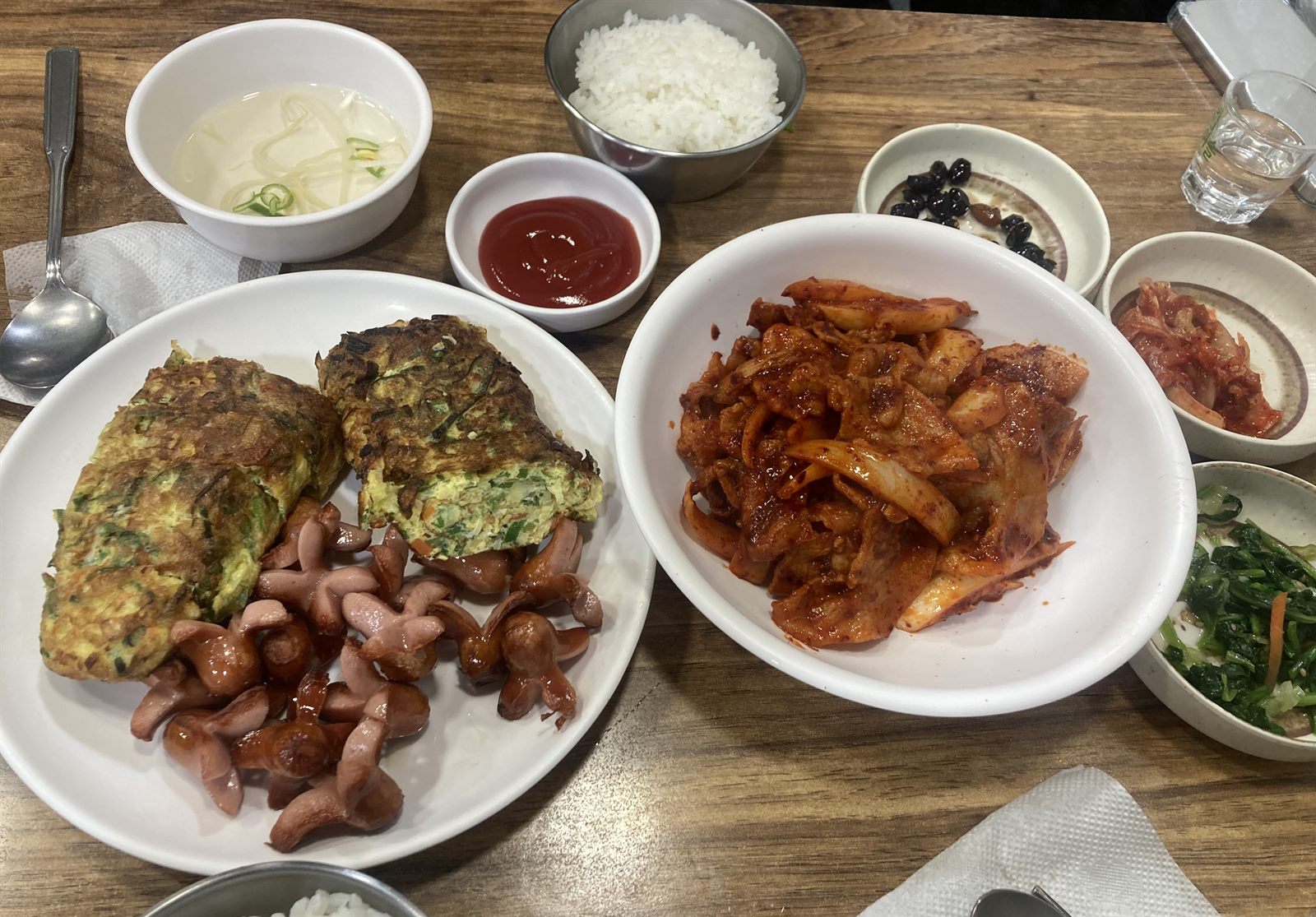 우정식당 — 남대문시장 안 숨은 백반집, 제육볶음·오징어볶음, 그리고 반반