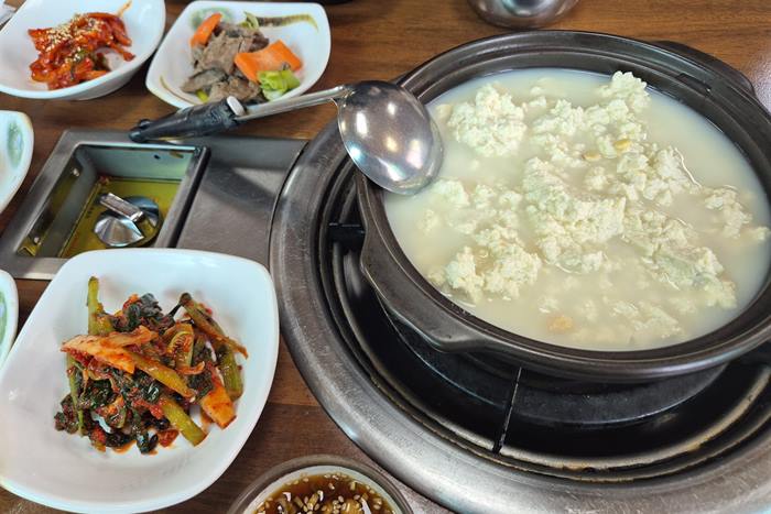 언덕마루 가평잣두부집 — 잣 넣어 더 담백한, 슴슴한 잣순두부