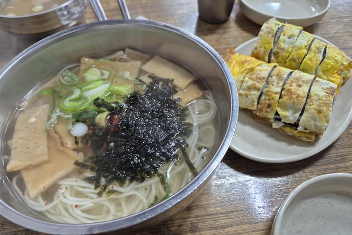 청해김밥 — 계란말이김밥이 시그니처, 무난한 동네 분식집