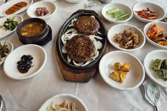 청풍황금떡갈비 — 제천에서 우연히 만난, 반찬 한 상 가득한 떡갈비집