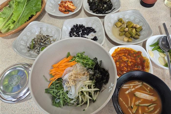 제주 돈지식당 — 한치회덮밥은 여름 한정, 상추에 싸 먹는 게 정답