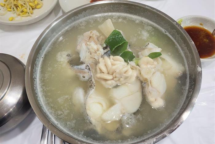 용원횟집 — 진해 용원의 생대구탕, 이리의 크리미한 맛이 압도적입니다