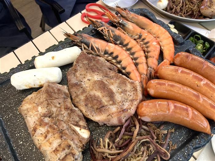 코리아나호텔 달빛야장 — 25층 루프탑에서 광화문을 내려다보며 먹는 한돈세트와 무제한 맥주