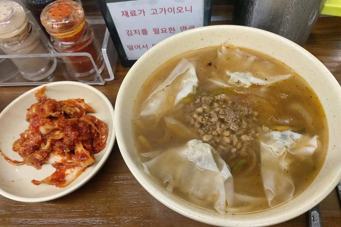 명동교자 본점 — 명동역 8번 출구로 이전한, 그 유명한 칼국수와 마늘 김치