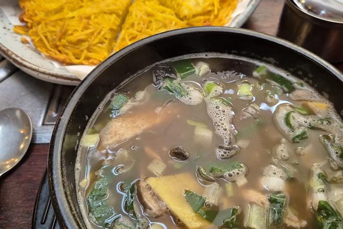 평양옥 — 서대문 백년가게, 능이 넣은 토종닭 닭곰탕